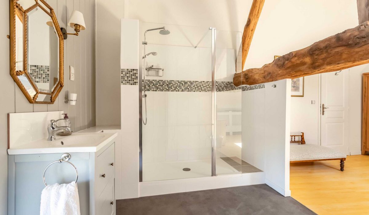 Manoir North West Bedroom Suite Bathroom-WMC587-34