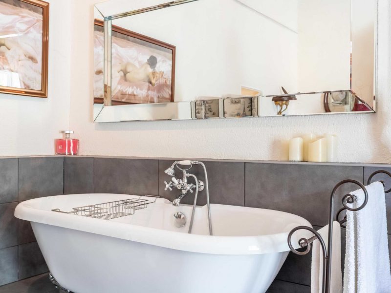 Manoir Pigeonnier suite roll top bath-WMC587-41