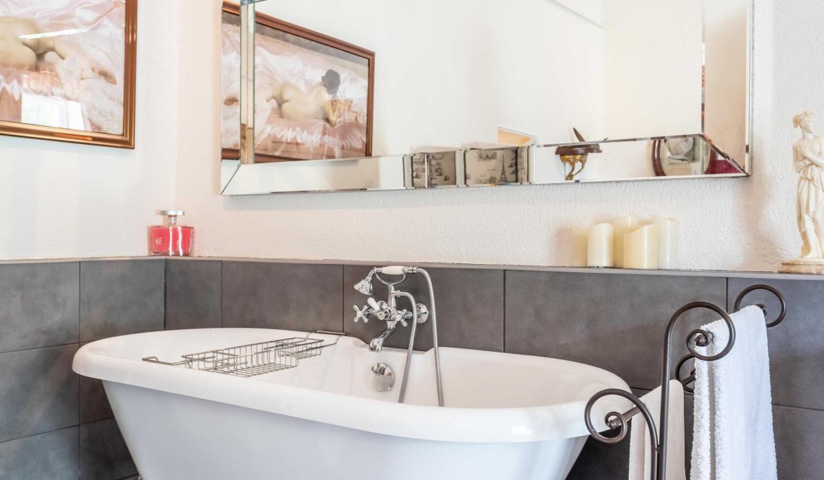 Manoir Pigeonnier suite roll top bath-WMC587-41