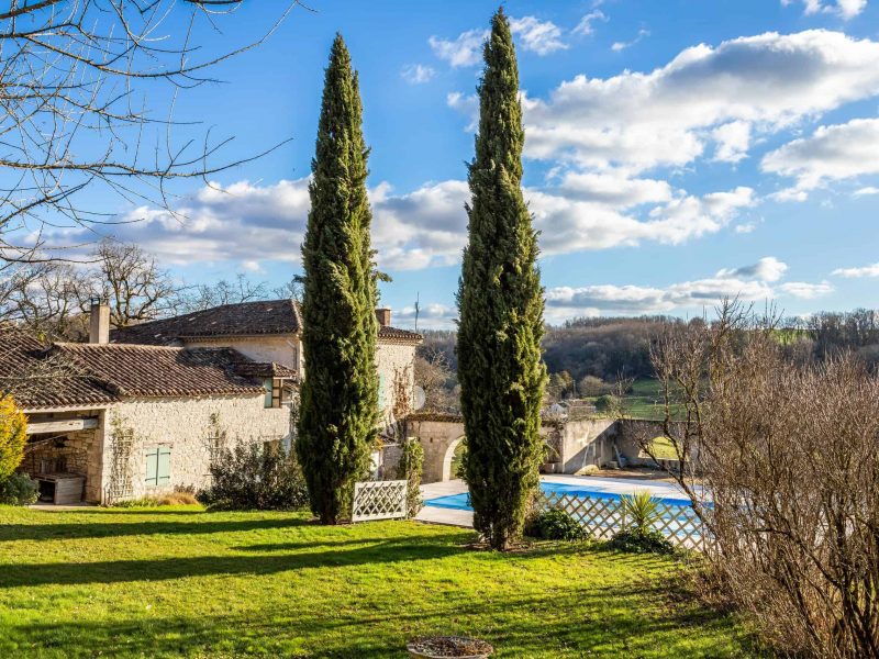 Maison de campagne avec piscine et terrain