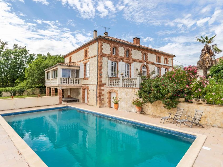 Country house with gite, pool and land