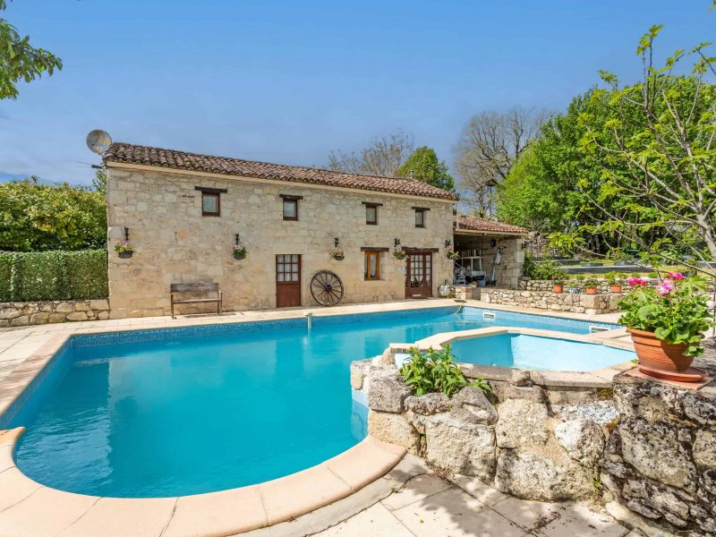 Propriété de campagne avec annexes et piscine