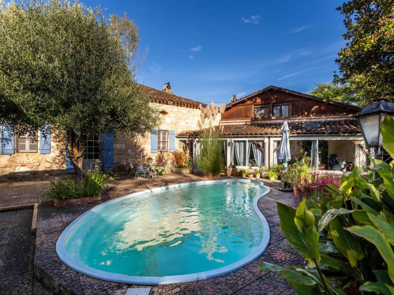 Country house with 2 pools