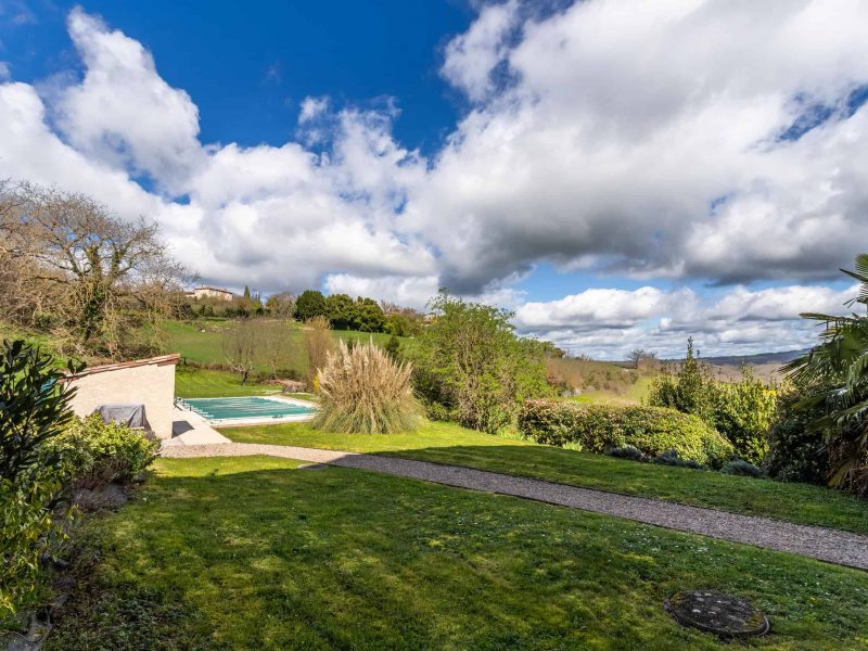 Propriété de campagne avec piscine et vue