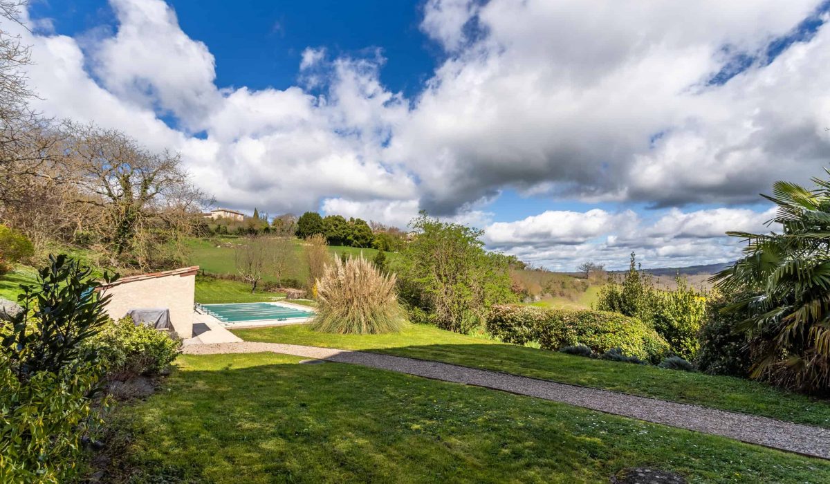 Country property with pool and view