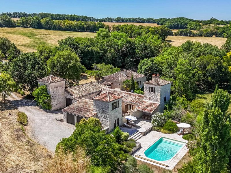 Maison de campagne avec annexes, piscine et terrain