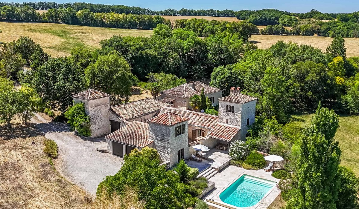 Country house with annexes, pool and land