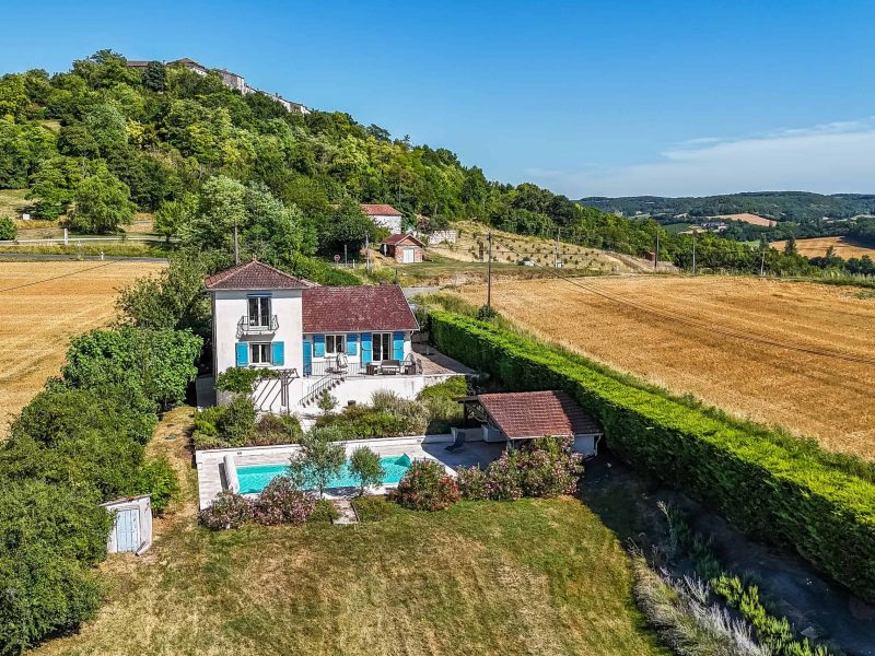 Country house with pool and garage