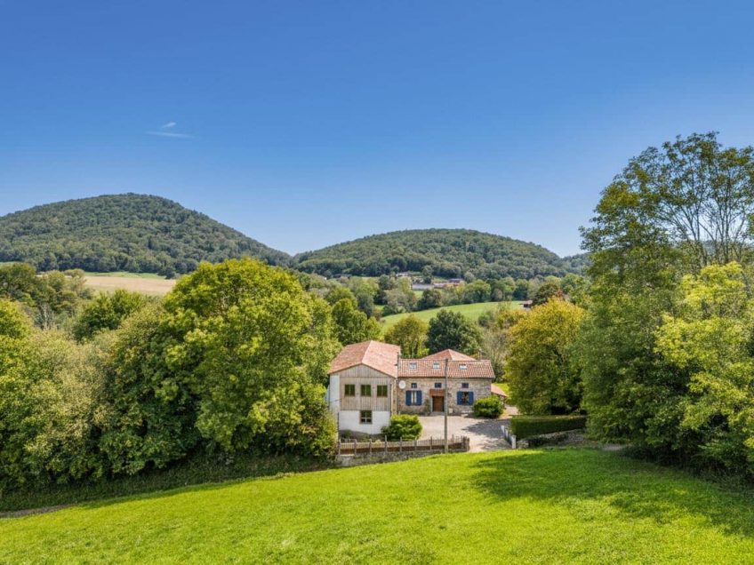 Ferme en pierre avec grange et vue sur les montagnes