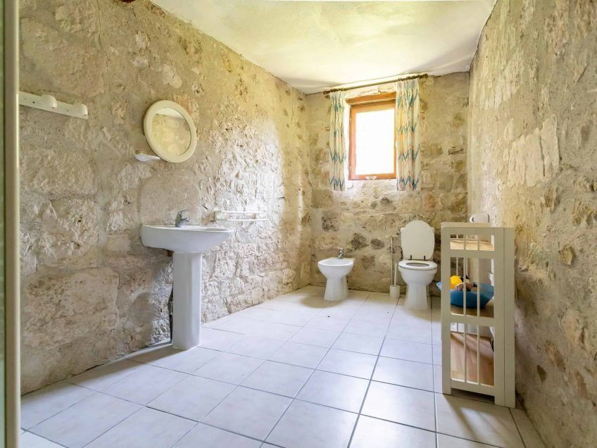 cottage-bathroom-WMC143