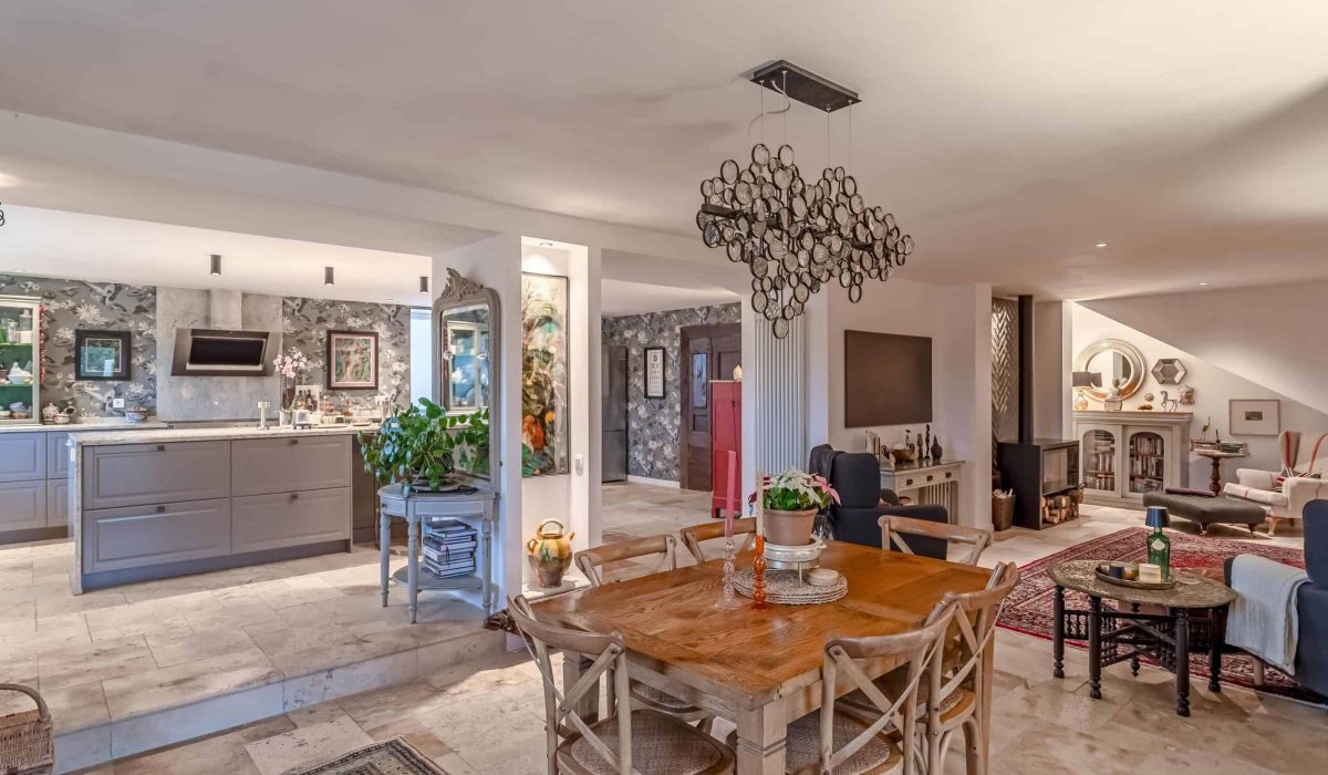 Maison de village avec jardin, garage et parking