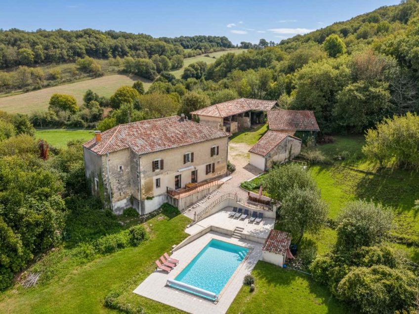 Maison de campagne avec gîte, piscine et granges