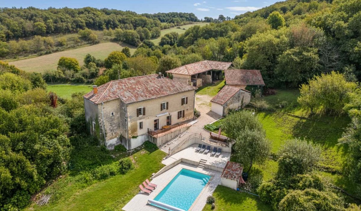 Maison de campagne avec gîte, piscine et granges