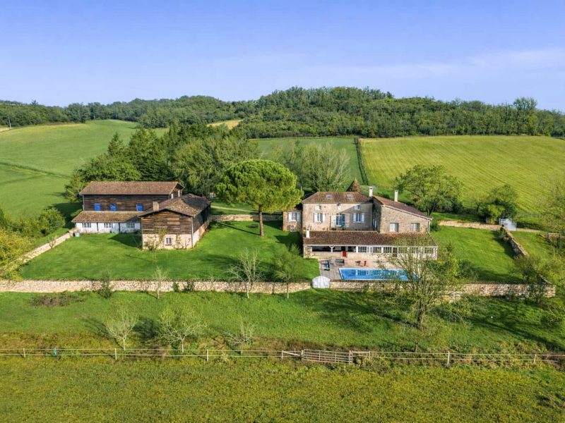 Country manor with pool, annexes, land and a story to tell