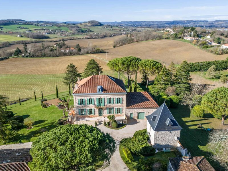 Country estate with manor, event facilities, annexes and workshop