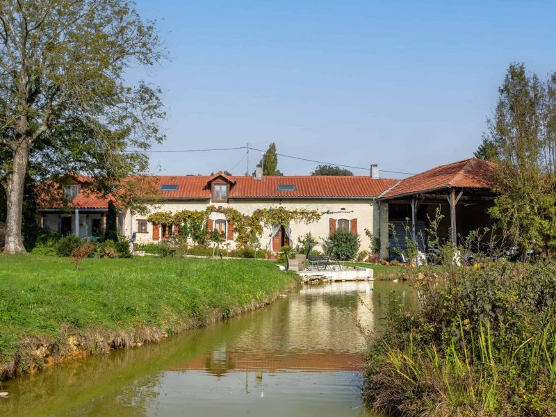 Ferme en pierre rénovée avec son propre lac