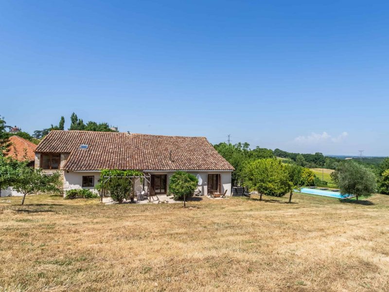 Propriété en pierre avec piscine à l'orée d'un village