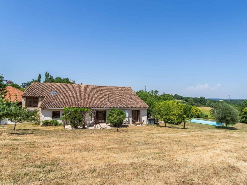 Propriété en pierre avec piscine à l'orée d'un village