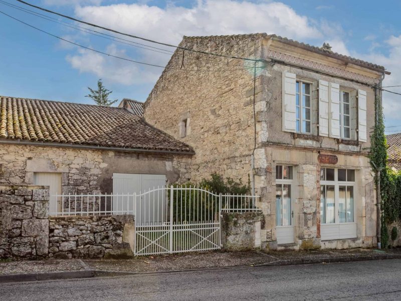 Maison de village en pierre avec jardin et garage