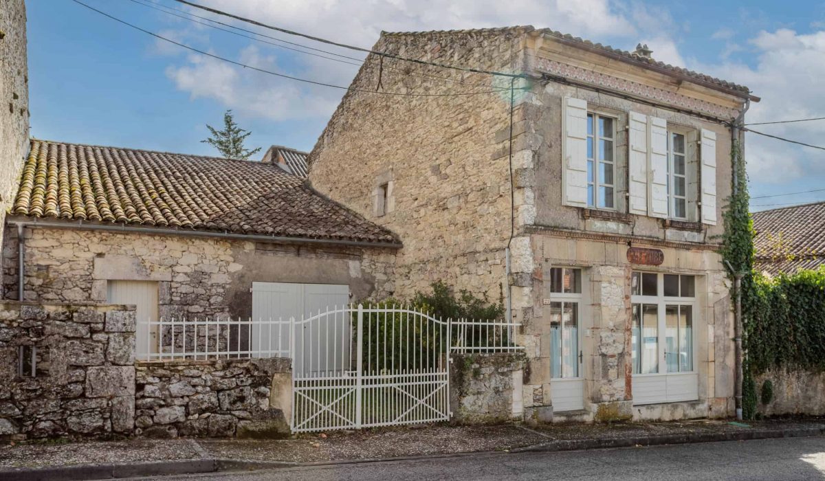 Maison de village en pierre avec jardin et garage