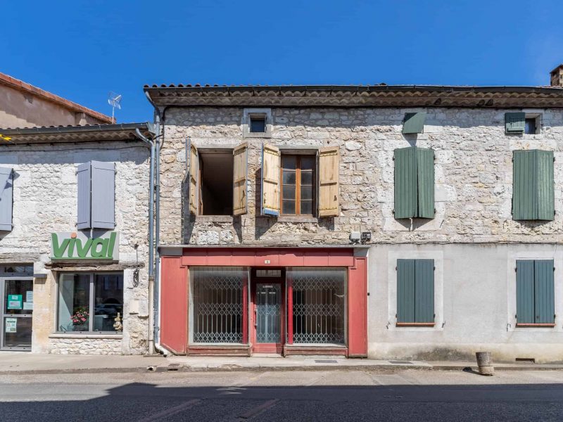 Boutique avec appartement et cour