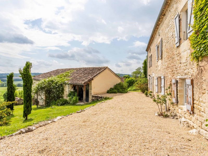 Country property with annexe and garaging