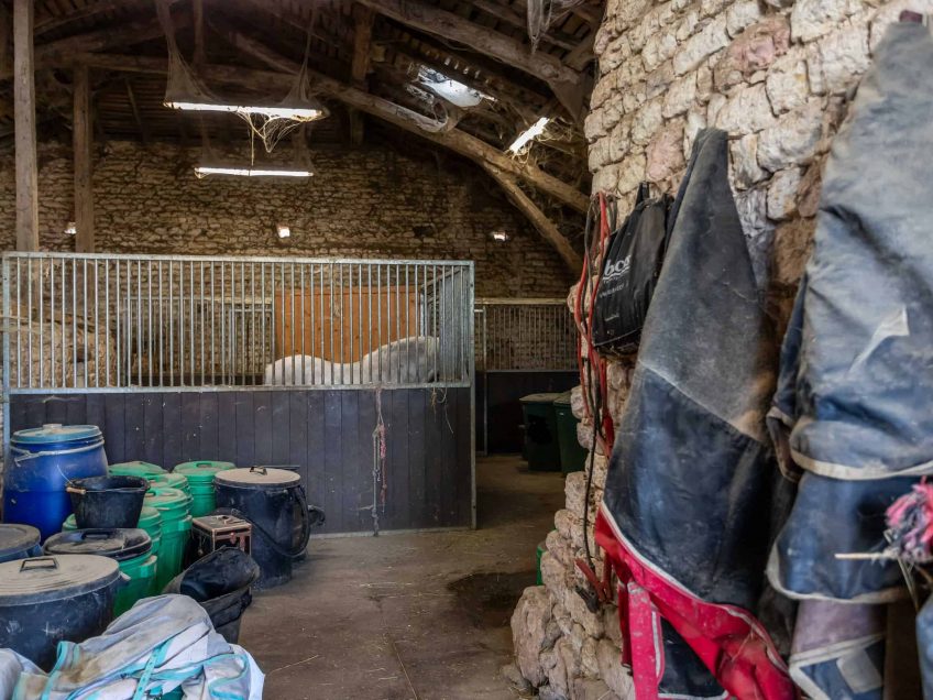 stables-2-wmc638